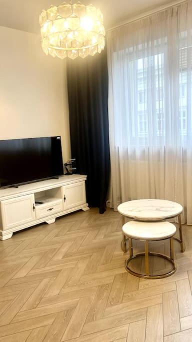 B&W Luxurious Apartment In The Heart Of Wrocław Exterior foto